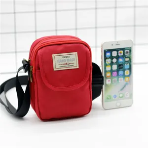 Borsa a tracolla rossa in nylon vista dettaglio, design minimalista compatto per donne.