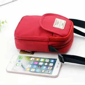 Borsa a tracolla mini in nylon rosso da donna, borsa porta telefono leggera e casual.