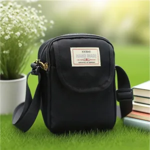 Borsa a tracolla minimalista in nylon nero da donna, borsa porta cellulare trendy, vista principale.