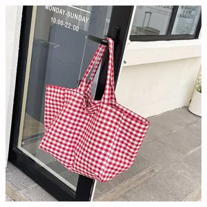 Sac cabas en toile vichy rouge et blanc, grand sac porté épaule décontracté et chic.