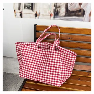 Sac cabas en toile à carreaux rouges et blancs, détail de sac bandoulière grand format.