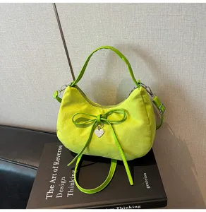 Modieuze groene schoudertas voor dames, elegante hobotas met strik en hanger voor dagelijks gebruik.