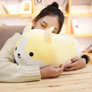 Joli coussin chien en peluche Corgi Shiba Inu doux, vue de détail peluche mignonne.