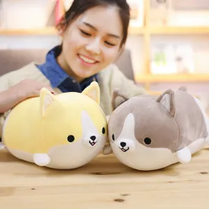 Vue détaillée de l'oreiller en peluche douce corgi mignon, adorable poupée animale pour filles.