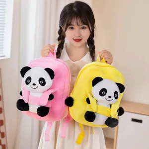 Primo piano dei dettagli dello zaino panda in peluche morbido con bellissima bambola.