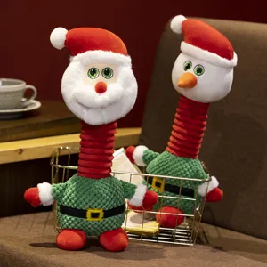 Detailopname van schattige kerst pluche knuffels met lange accordeonhalzen en feestelijke outfits.
