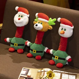 Detailopname van feestelijke kerstpluche speelgoed met flexibele nekken en kerstman.