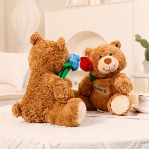 Süßer brauner Teddybär Plüschtier mit roter und blauer Rose als romantisches Geschenk.