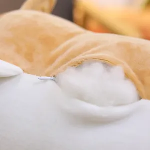 Gros plan detaille de coussin peluche chien doux avec remplissage en coton moelleux.