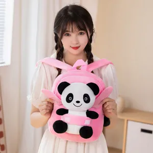 Vista dettagliata dello zaino panda in peluche rosa con materiale morbido e design carino.