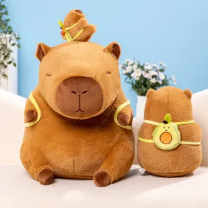Vue détaillée d'une peluche capybara mignonne, poupée douce rembourrée avec sac avocat, déco.