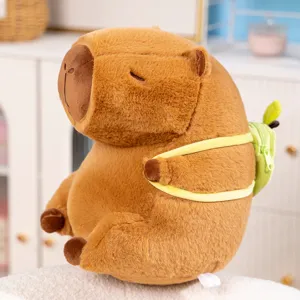 Détail en gros plan de la peluche capybara mignonne avec mini sac à dos avocat, tissu doux.