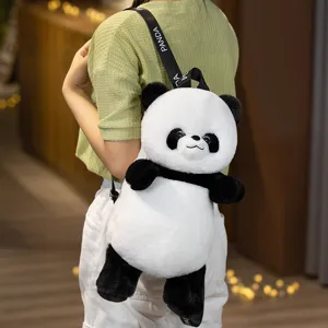 Vista dettagliata zaino panda in peluche, graziosa borsa bambola animale con spallacci.