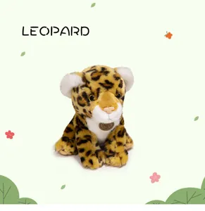 Vue rapprochée détaillée de la poupée en peluche léopard de simulation mignonne