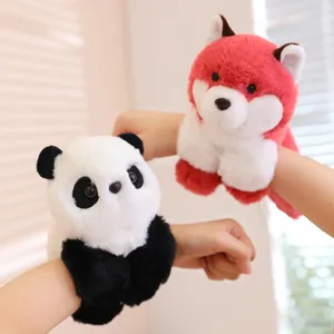 Gedetailleerd overzicht van pluche panda en rodevos slap-armband, zacht speelgoed voor kinderen.