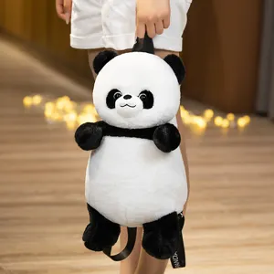 Inquadratura dettagliata del simpatico zaino in peluche panda, materiale morbido e cinturino.