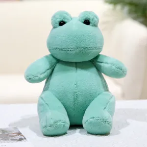 Detalle del suave peluche de rana verde con tela mullida y una expresión muy tierna.