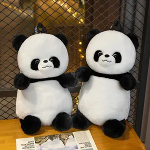 Vista dettagliata dello zaino in peluche panda carino, borsa animale morbida per bambini.