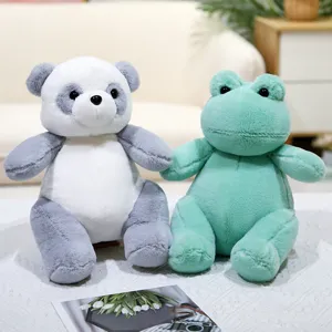 Vista detallada de bonitos peluches de panda y rana, tela suave y escena acogedora en casa.