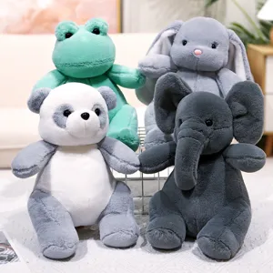 Set de muñecos de peluche lindos con rana, conejo, panda y elefante de juguete.