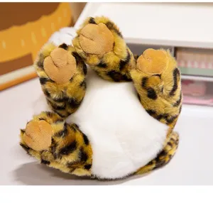 Vue en gros plan des pattes et du ventre blanc doux d'une peluche de leopard simulee detail.