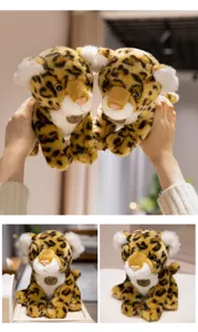 Vue détaillée de la peluche léopard de simulation, jolie poupée animale en peluche.