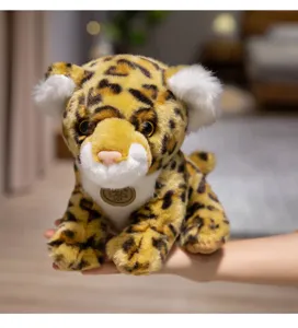Vue rapprochee d'une peluche de leopard realiste avec une fourrure douce et une petite etiquette.
