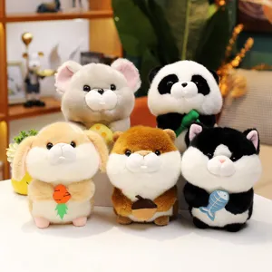 Primer plano detallado de un conjunto de peluches de animales simpáticos y suaves para decoración.