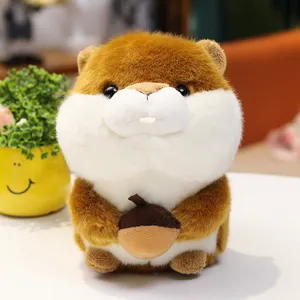 Cute hámster de peluche animal suave muñeca vista de detalle adorable sosteniendo bellota