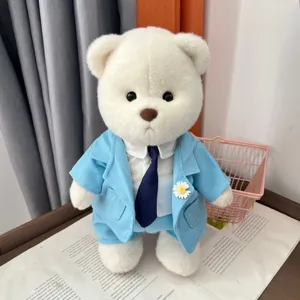 Plüschbär Bär Puppe in blauem Anzug Detailansicht zeigt feine Verarbeitung der Kleidung.