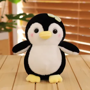 Morbido peluche pinguino simpatico animale di peluche con cravatta verde per regalo bambini.