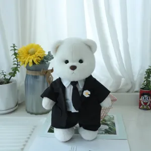 Weißer Plüschbär im schwarzen Anzug Detailansicht, süßes Stofftier mit Krawatte und Blume.