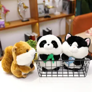 Vista detallada de lindos peluches de animales, panda, ardilla y gato de felpa suave.