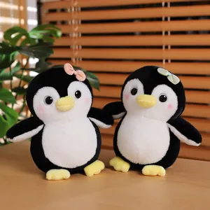 Simpatico set di giocattoli di peluche pinguino con fiocchi colorati, morbido peluche per bambini.