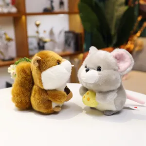 Set de peluches lindos con una ardilla marrón y un ratón gris muñeco de peluche.
