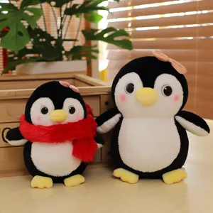Set di giocattoli di peluche di pinguino carino con sciarpa e fiocco, bambola morbida per regali.