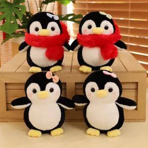 Set di bambole di pinguino in peluche morbido con fiocchi colorati e sciarpe accoglienti per regali.