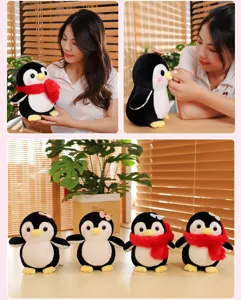 Dettaglio peluche pinguino carino con tessuto morbido, papillon e sciarpa rossa per regali bambini.