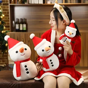 Weihnachten Schneemann Plüschtier Detailansicht, süße Stoffpuppe mit roter Mütze für Deko.
