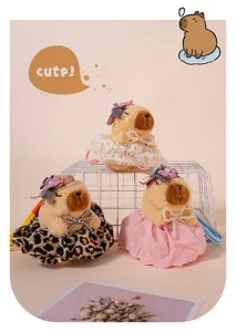 Primo piano di portachiavi in peluche capibara carino con gonna in pizzo e perla.