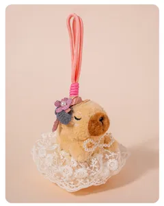 Simpatico capibara peluche portachiavi bambola farcita con gonna di pizzo e perla decoro.