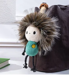 Süßer Plüschpuppen-Anhänger mit flauschigem Haar und grünem Körper für Taschen und Schlüssel.