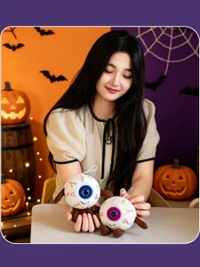 Détail de pendentif peluche globe oculaire d'Halloween au design effrayant et texture douce.