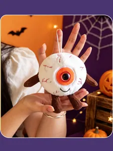 Gros plan du pendentif en peluche globe oculaire d'Halloween, porte-clés sac à dos effrayant.