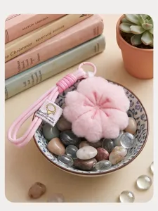 Llavero de flor de cerezo de felpa rosa lindo con correa trenzada, peluche esponjoso.