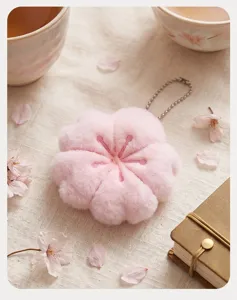 Lindo llavero de felpa con flor de cerezo rosa, suave colgante de bolso para niñas.