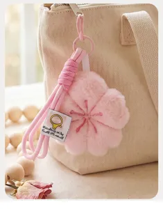 Lindo llavero de felpa con flor de cerezo rosa, accesorio de bolso esponjoso para mujeres.
