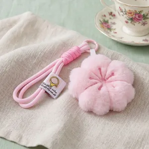 Lindo llavero de felpa con flor de cerezo rosa colgante de bolso suave para mujeres.