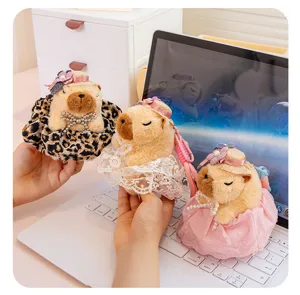 Simatico ciondolo peluche capibara con cappellino e abito in pizzo, decorazione borsa.