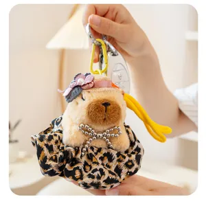 Simpatico portachiavi in peluche capibara con cappello e abito leopardato, ciondolo borsa.